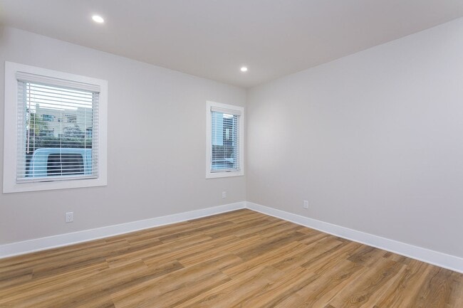 Building Photo - 156 S Oakland Ave