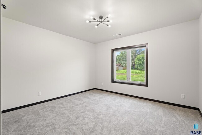 Building Photo - 1113 S Foss Ave