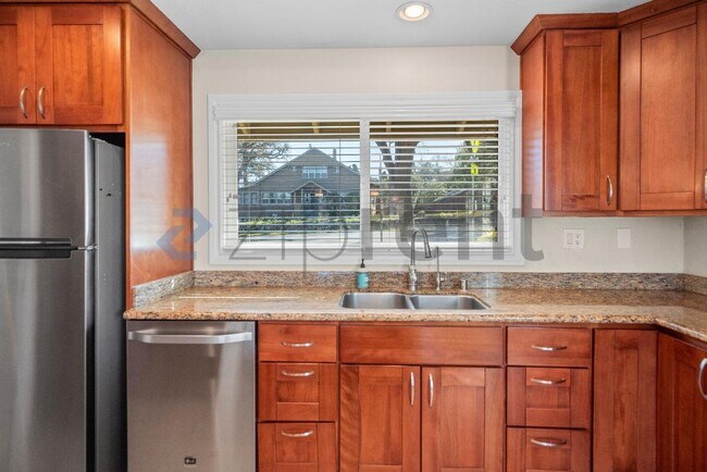 Building Photo - 14541 Oak St