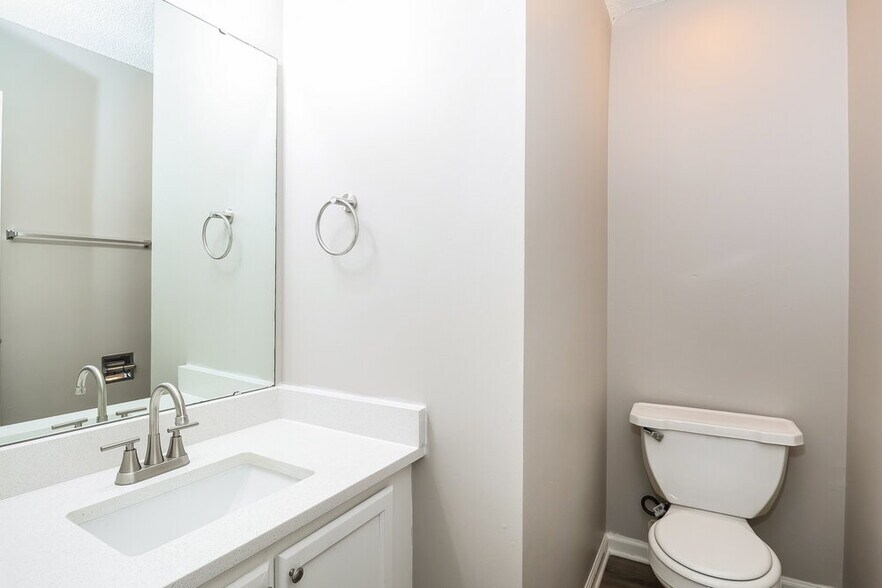 Building Photo - 2749 Fairstone Ave