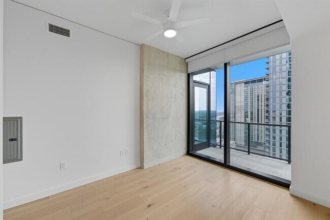 Building Photo - 610 Davis St