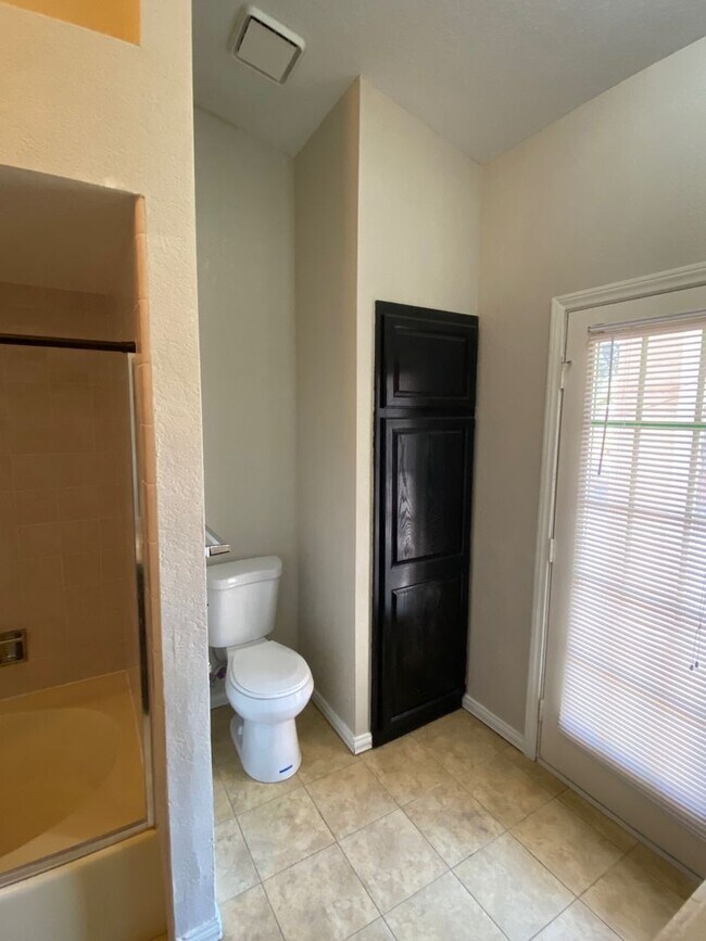 Building Photo - 3 Bedroom 2 Bathroom Home!