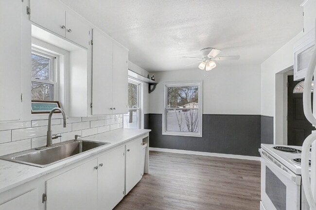 Building Photo - Completely Updated 3 Bedroom Home -  $1600/Month