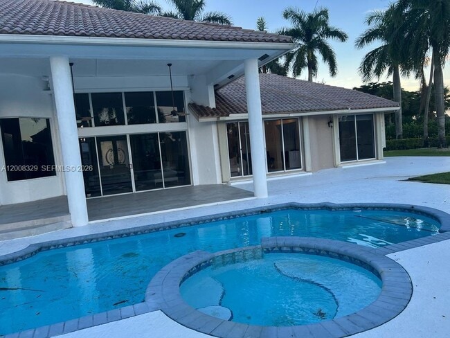 Building Photo - 2534 Poinciana Dr