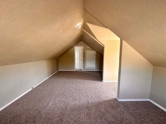 Building Photo - Spacious 4 Bed in Deer Creek