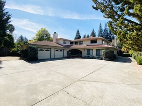 Building Photo - Extraordinary home with expansive yard on ...