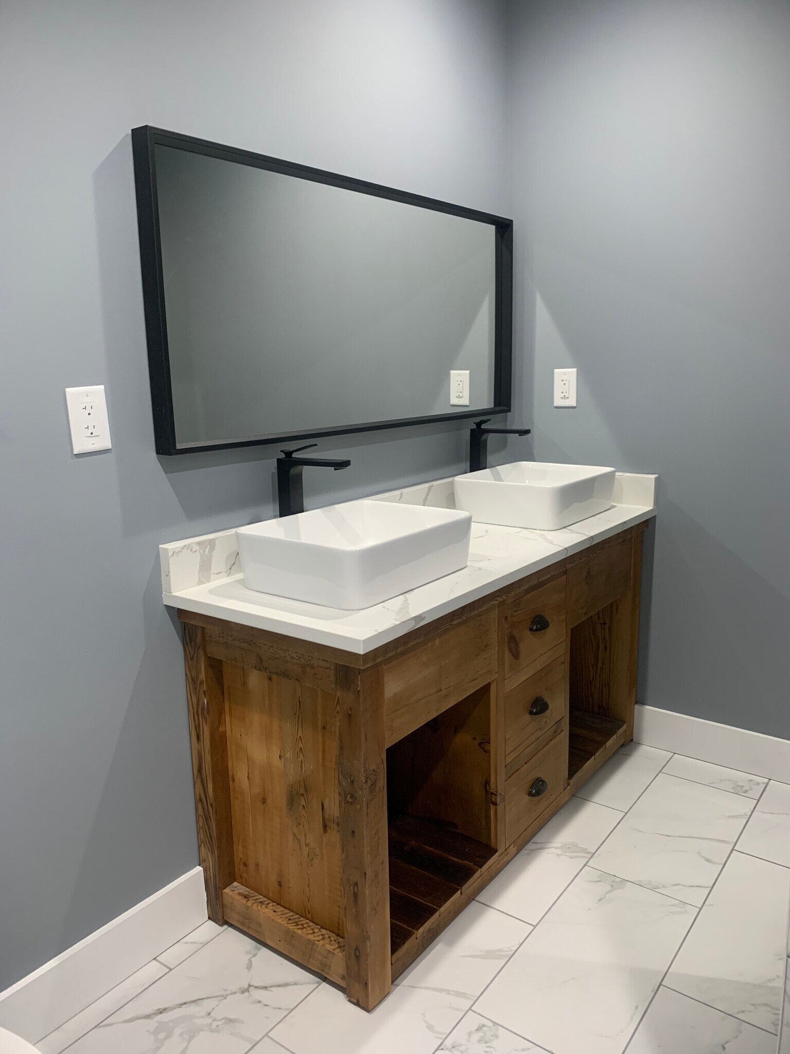 Master bathroom - 2532 W Montgomery Ave