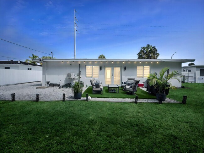 Building Photo - 520 NE 135th St