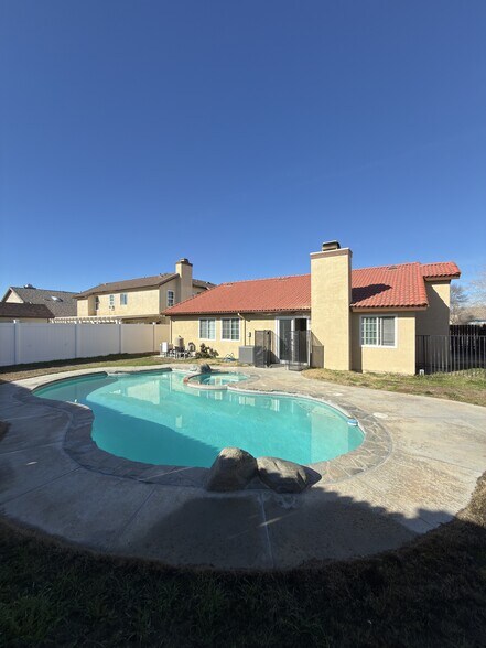 Backyard/Pool Jacuzzi - 2338 Langhorn St