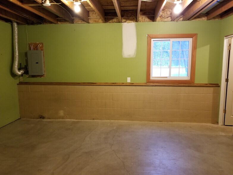 Building Photo - 220 Leighton Dr