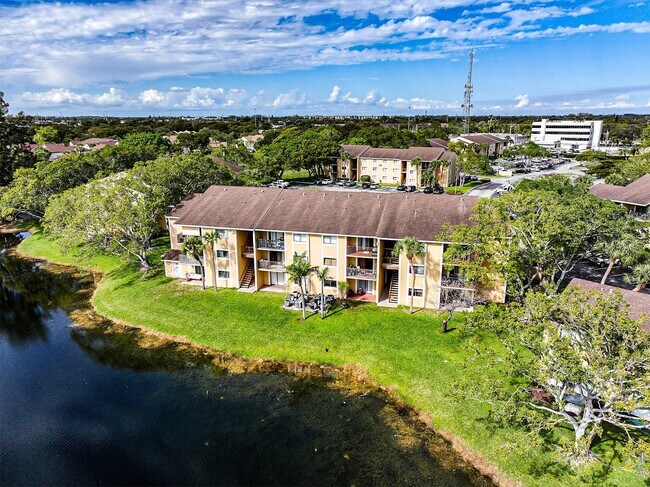 Building Photo - 450 Palm Cir W
