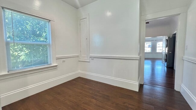 Building Photo - Well-maintained, Charming Victorian-style ...