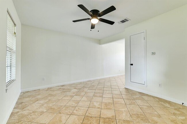 Building Photo - 204 Northwest Dr