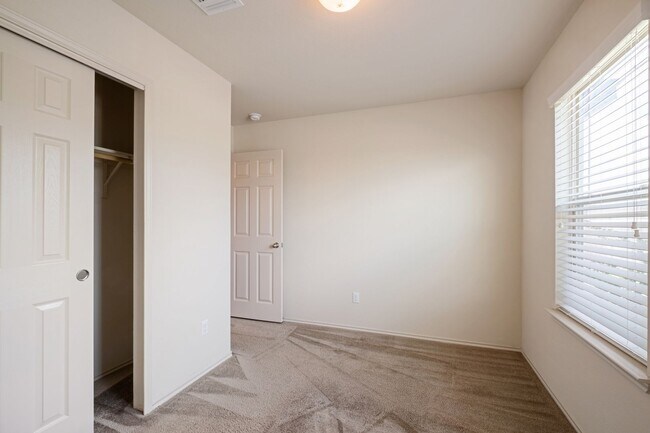 Building Photo - 100 Azurite Dr