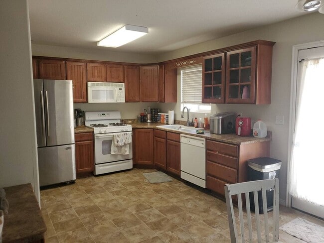 Building Photo - Charming Townhome