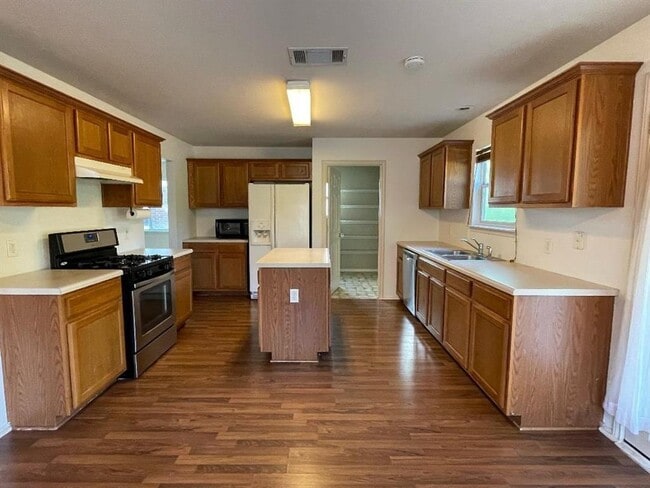 Building Photo - 2505 Winslow Dr