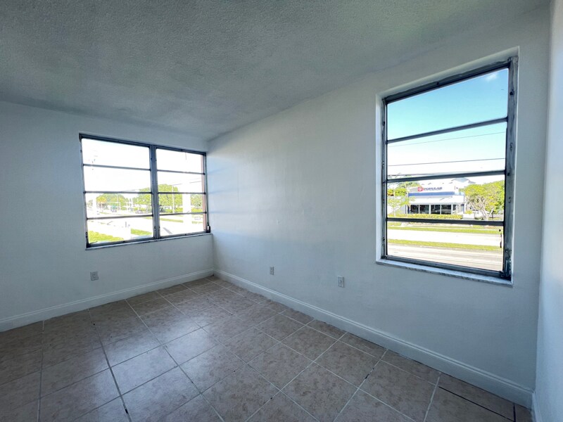 Building Photo - 1591 NE Miami Gardens Dr