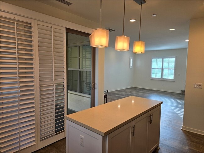 Building Photo - 60 Bay Laurel