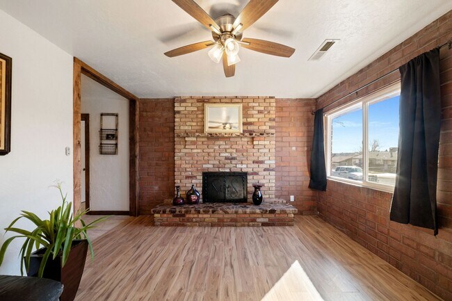 Building Photo - Charming 3 Bedroom Home Plus Casita