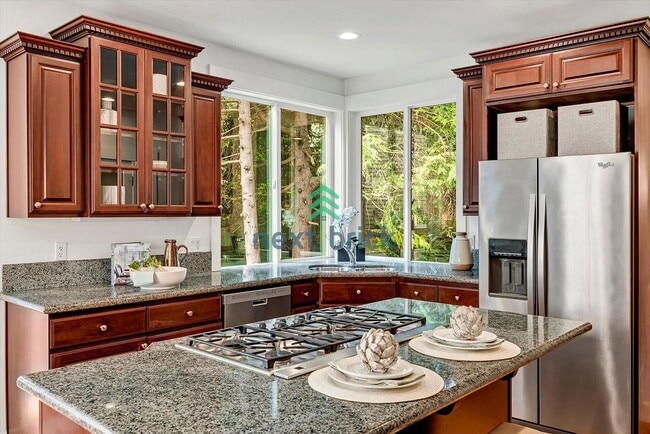 Building Photo - Spacious Home in Desirable Bellevue Neighb...