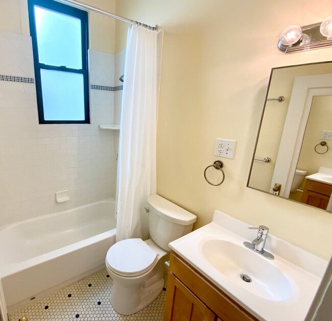 Building Photo - 1BR W/ Large Private Basement Space! HARDWOOD! LAUNDRY ON-SITE!