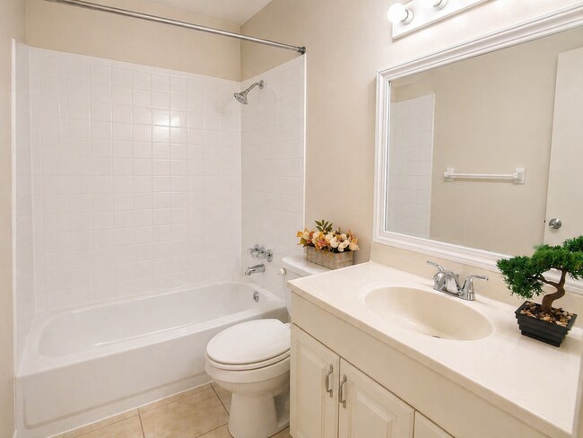 Building Photo - FOR RENT – CHARMING 1-BEDROOM CONDO IN SAINT PETERSBURG, FL