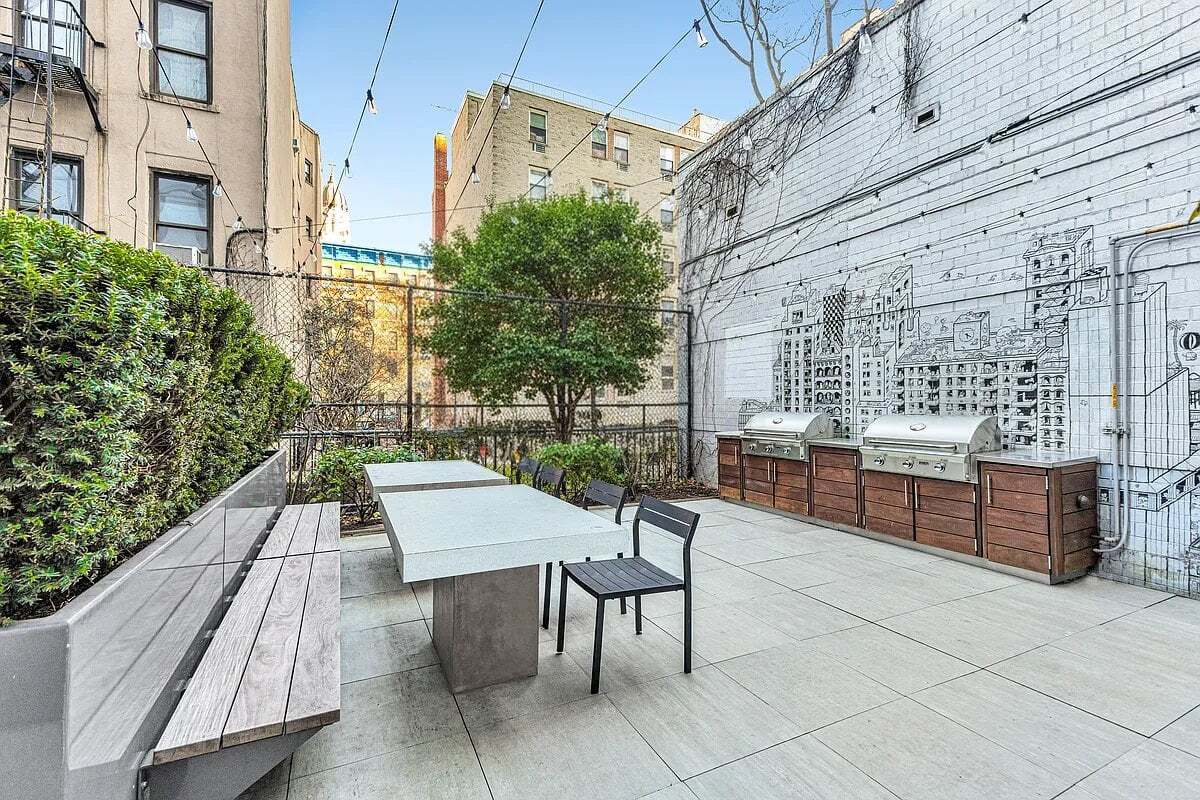 Building Photo - 250 E Houston St