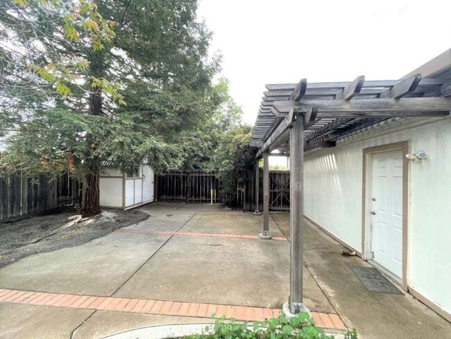 Building Photo - Concord! Beautiful fully remodeled 3 bedro...