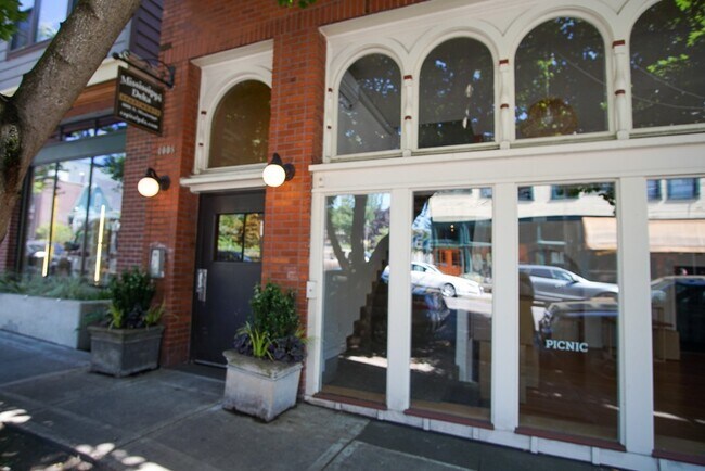 Building Photo - Fabulous 1Bdr on Mississippi Ready Late No...