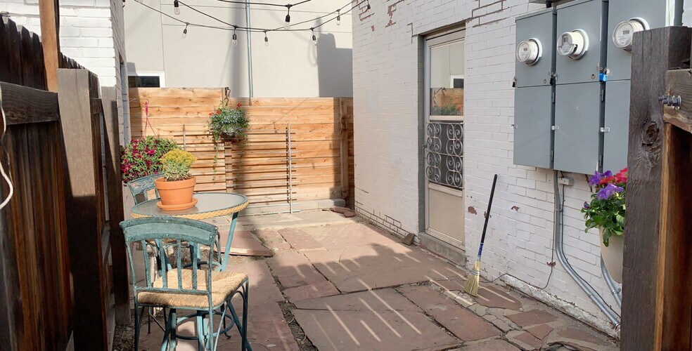 Private Fenced Court Yard - 2508 Decatur St