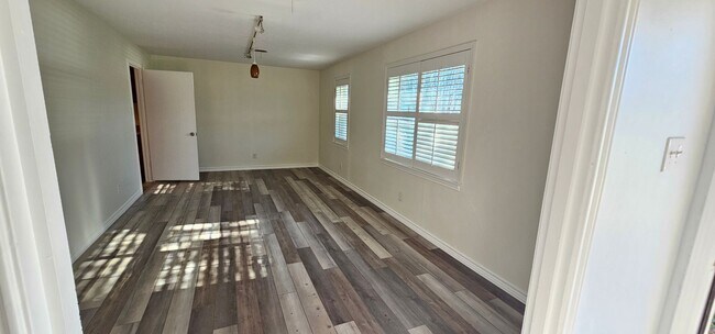 Building Photo - 1401 E Sherman Dr