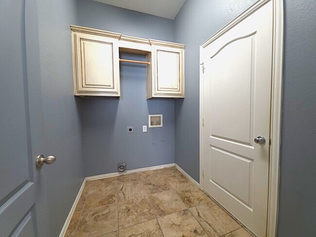 Building Photo - 3323 Mugsy Dr