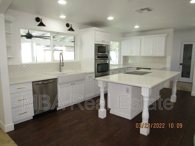 Building Photo - 2802 E Weldon Ave