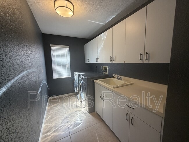 Building Photo - 20 Ridgecroft Ln