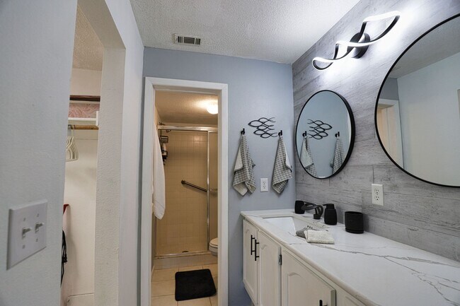 Building Photo - Seasonal Short-term 2-Bedroom 2-Bathroonm Condo located at Mission Lakes!