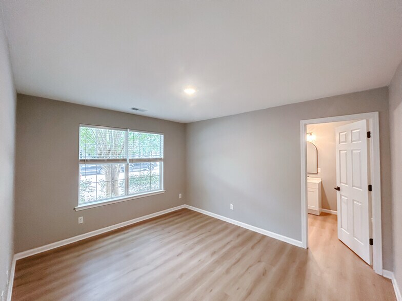 Building Photo - 215 Dillard Mill Dr