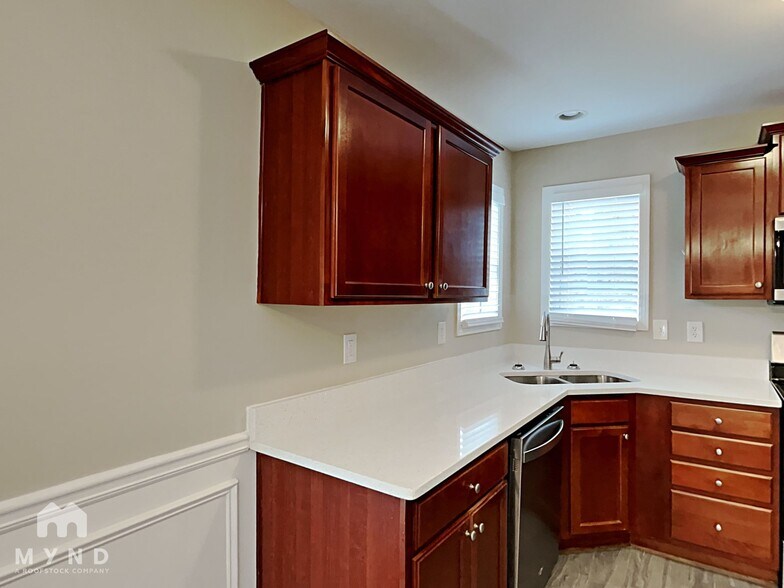 Building Photo - 205 Ivy Ct
