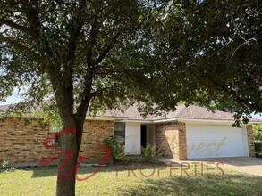 Building Photo - Charming 3 bedroom 2 bath on 2 acres within city limits!