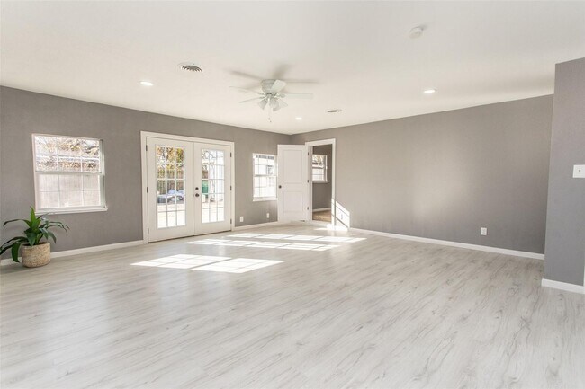 Building Photo - 1309 Magnolia-