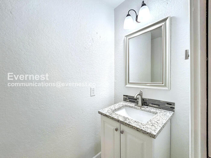 Building Photo - 207 University Ave.