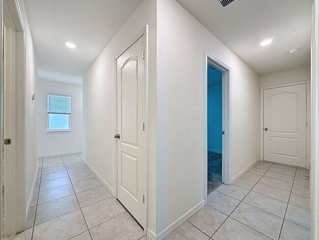 Building Photo - LIKE NEW HOME IN PRESERVATION POINT, Davenport