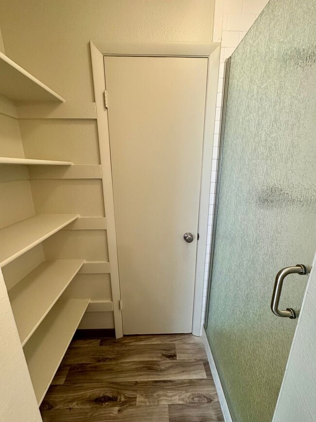 Building Photo - 2 Bedroom Townhome with Pool and Fitness Center/Centrally Located!!