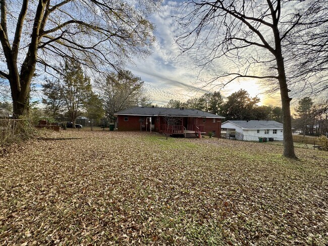 Building Photo - 556 Lamar Dr