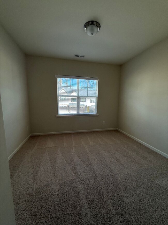 Building Photo - Available Now! 3 Bedroom, 2.5 Bathroom in ...