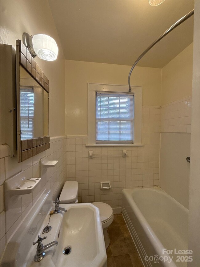 Building Photo - 2214 Floral Ave