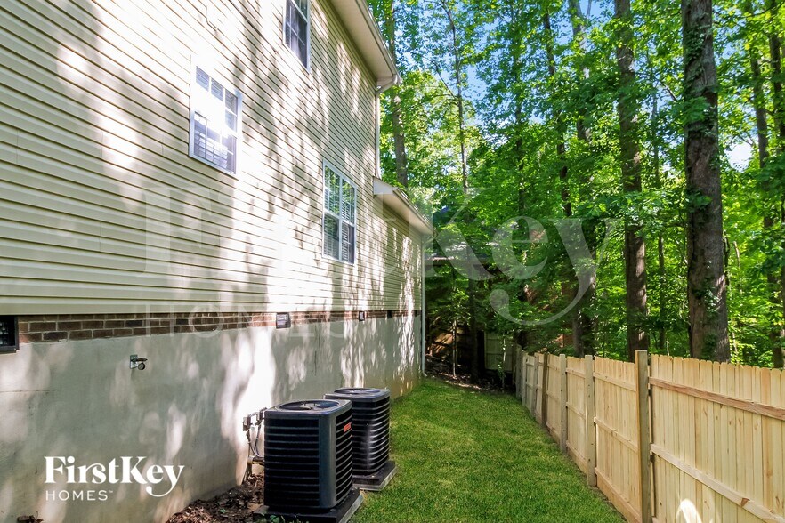 Building Photo - 944 Highland Glen Rd