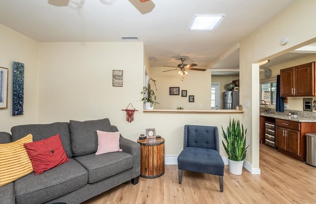 Building Photo - This 1bed/1bath bungalow comes with a BONU...