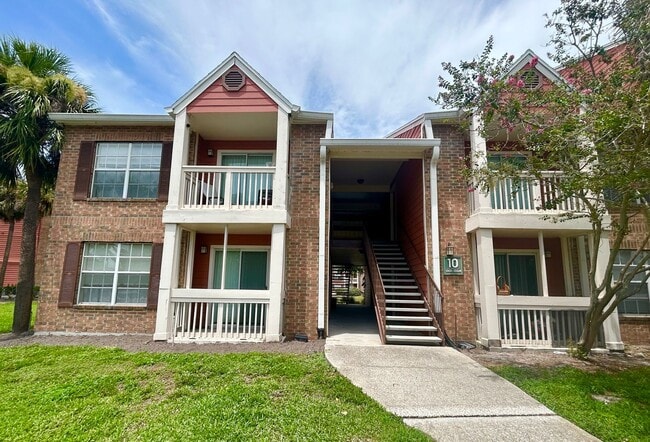Primary Photo - 1 Bed/1 Bath Apartment in Community with G...