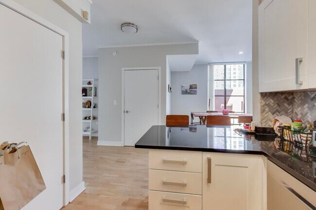 Building Photo - 744 N Clark St