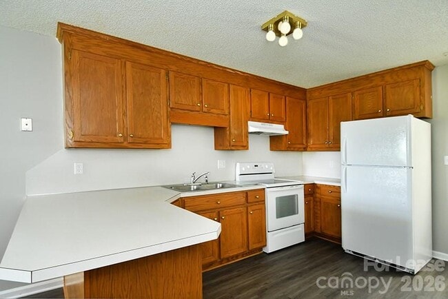 Building Photo - 166 Glen-Gar Dr